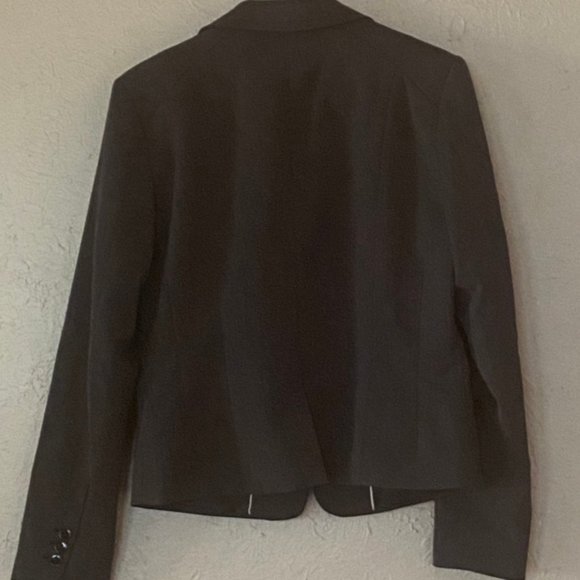 NWOT Grey Suit Blazer. One Button and Pockets with Long-Sleeves - Picture 2 of 2